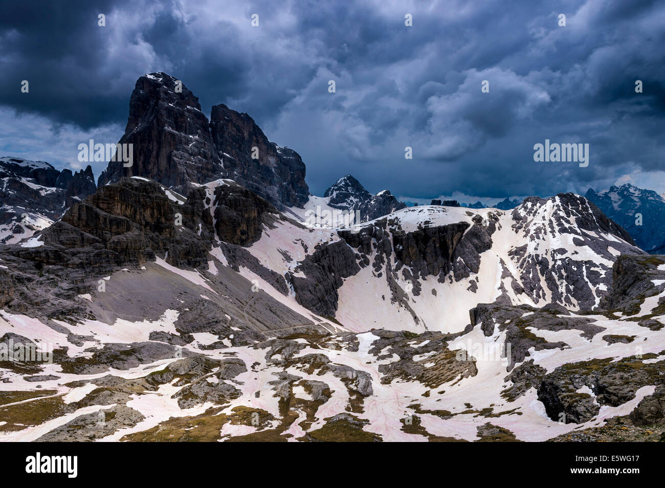 Elferkofel mit dramatischer Himmel, Sexten, Dolomiten, Südtirol, Italien Stockfoto