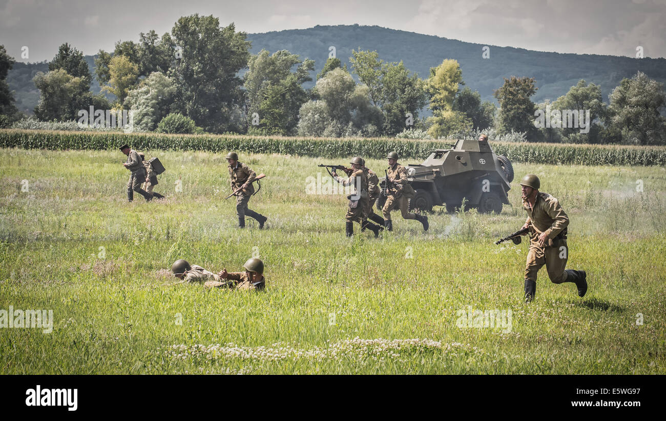 Rekonstruktion eines zweiten Weltkrieges Kampfes zwischen roter Armee und Wehrmacht. Rote Armee greift deutsche Stellungen. Stockfoto