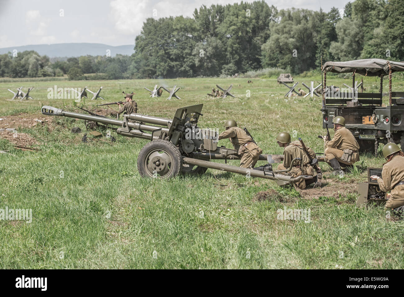 STARY TEKOV, Slowakei - Juli 26,2014: sowjetische Soldaten mit einer Kanone während der Nachstellung des zweiten Weltkriegs zu kämpfen Stockfoto