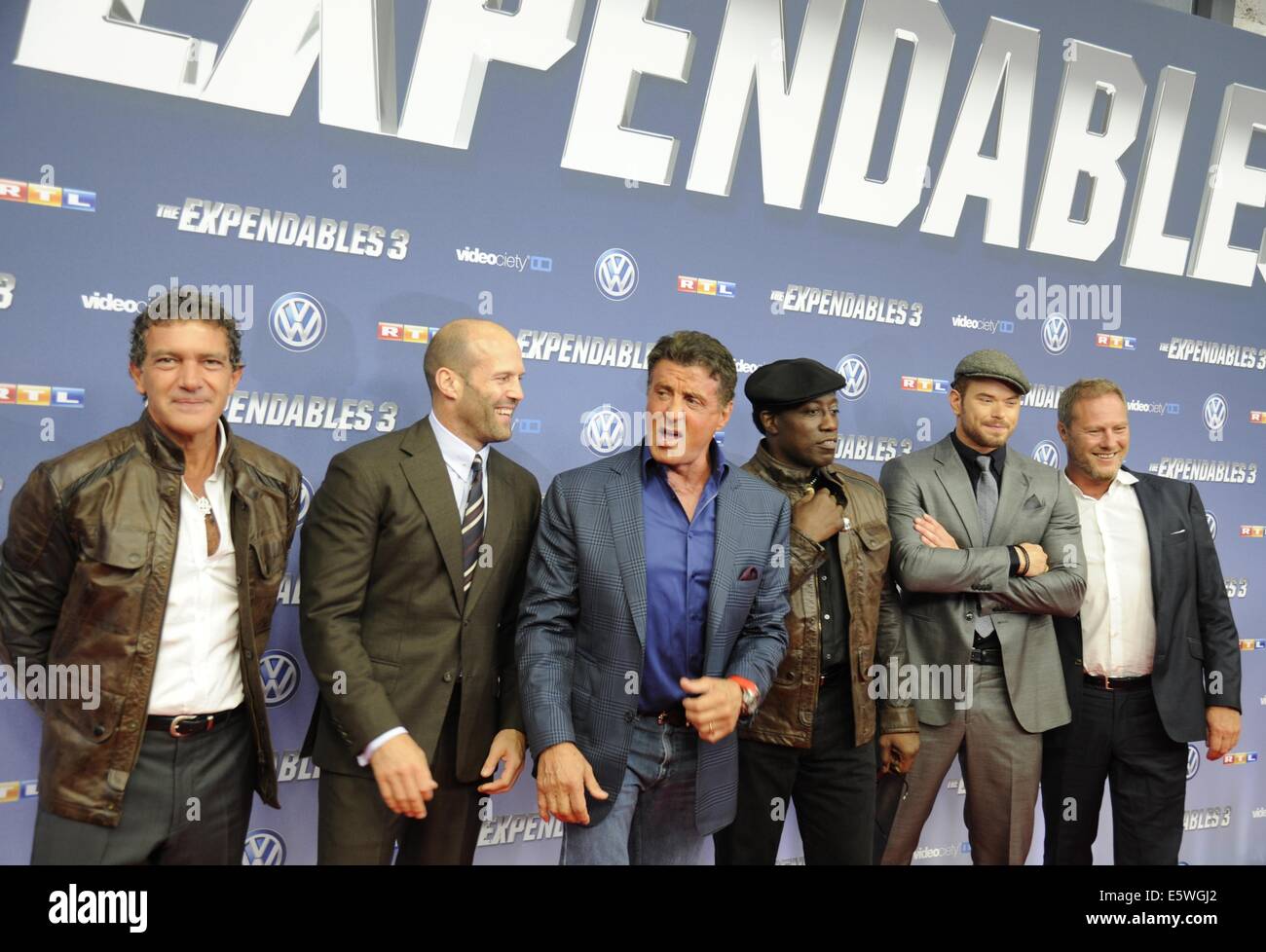 Köln, Deutschland. 6. August 2014. Schauspieler Antonio Banderas (L-R), Jason Statham, Sylvester Stallone, Wesley Snipes und Kellan Lutz kommen für die Premiere des Films "The Expendables 3" in Köln, 6. August 2014. Bildnachweis: Dpa picture Alliance/Alamy Live News Stockfoto