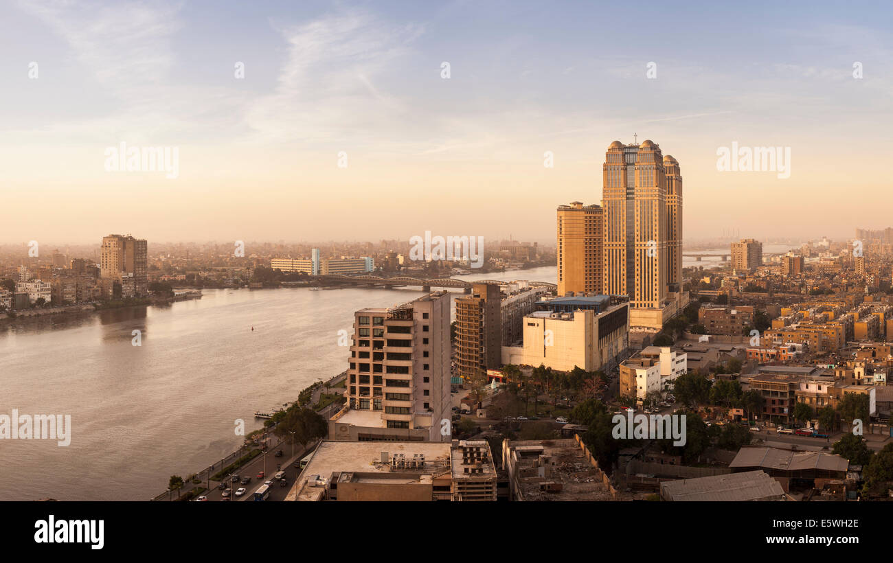 Kairo, Ägypten - mit Fairmont Nile City Hotel Gebäude durch den Nil am späten Nachmittag Stockfoto