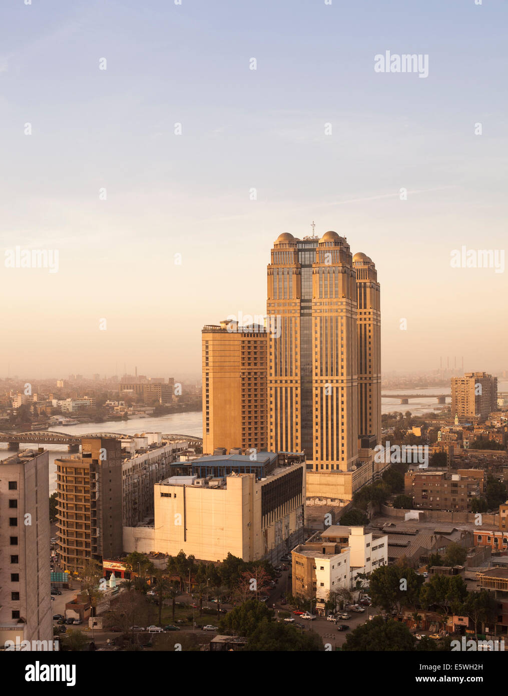Kairo, Ägypten - mit Fairmont Nile City Hotel Gebäude vom Ufer des Nils Stockfoto