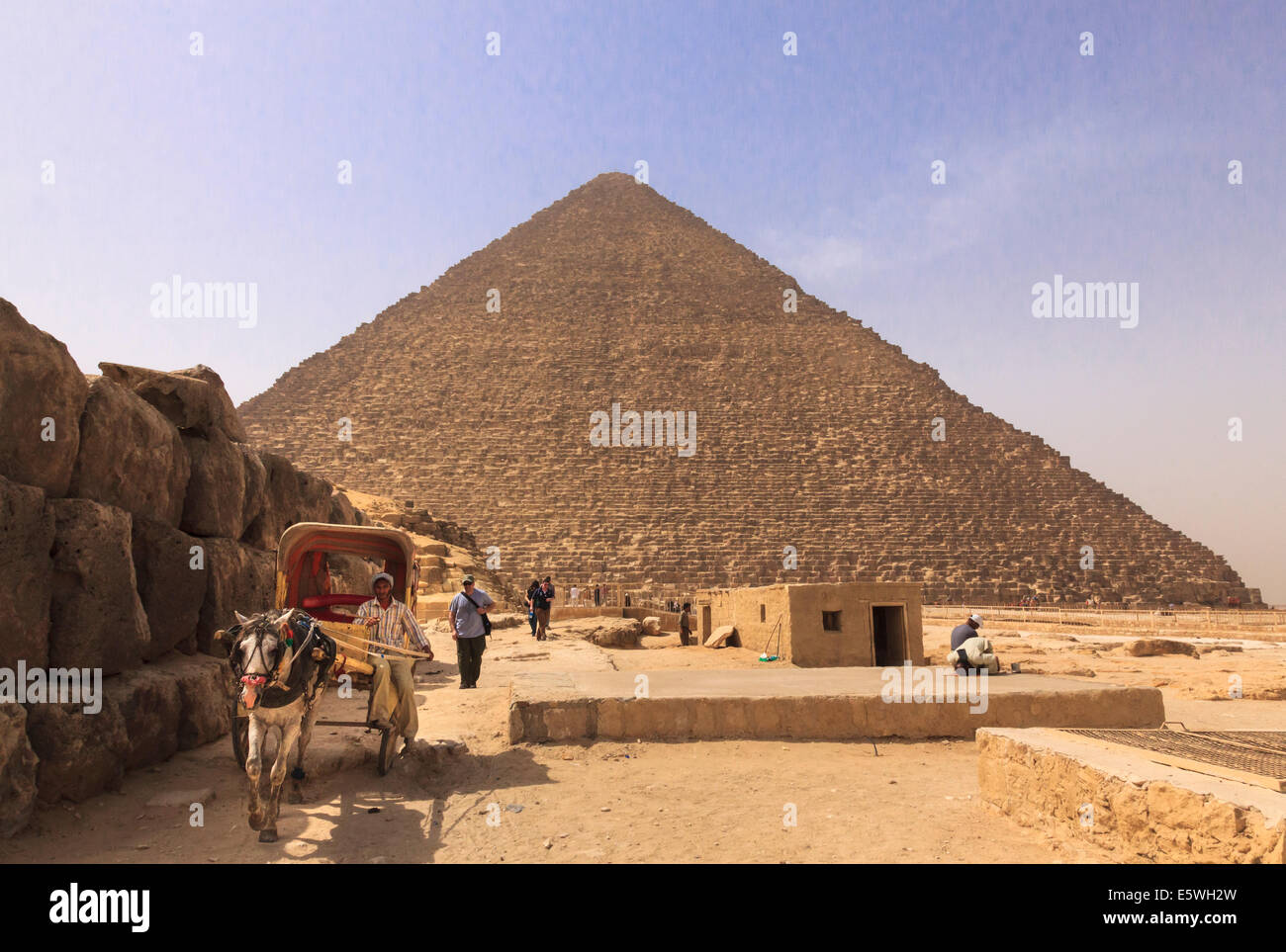 Große Pyramide von Gizeh in Kairo, Ägypten - Pyramiden von Gizeh, mit Pferd und Wagen warten auf Touristen Stockfoto