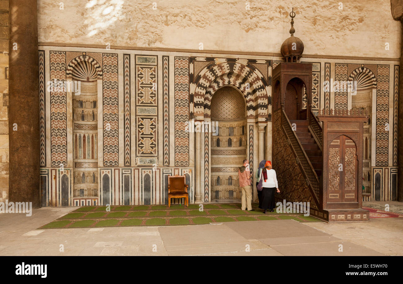 Die Minbar mit Touristen in der Alabaster-Moschee in der Zitadelle von Kairo, Ägypten Stockfoto