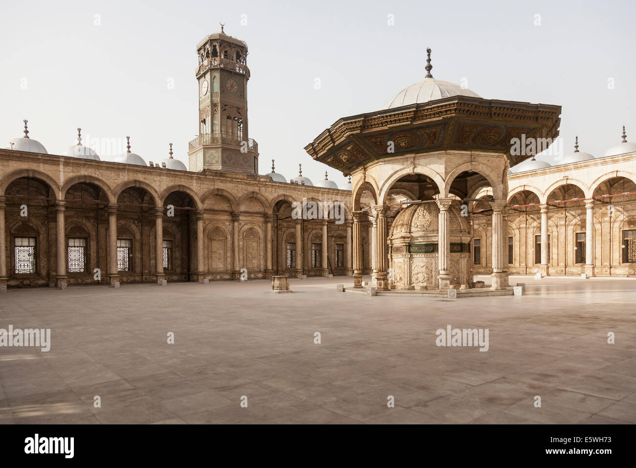 Innenhof und Clock Tower, Alabaster-Moschee / Moschee von Muhammad Ali Pasha in der Zitadelle in Kairo, Ägypten Stockfoto