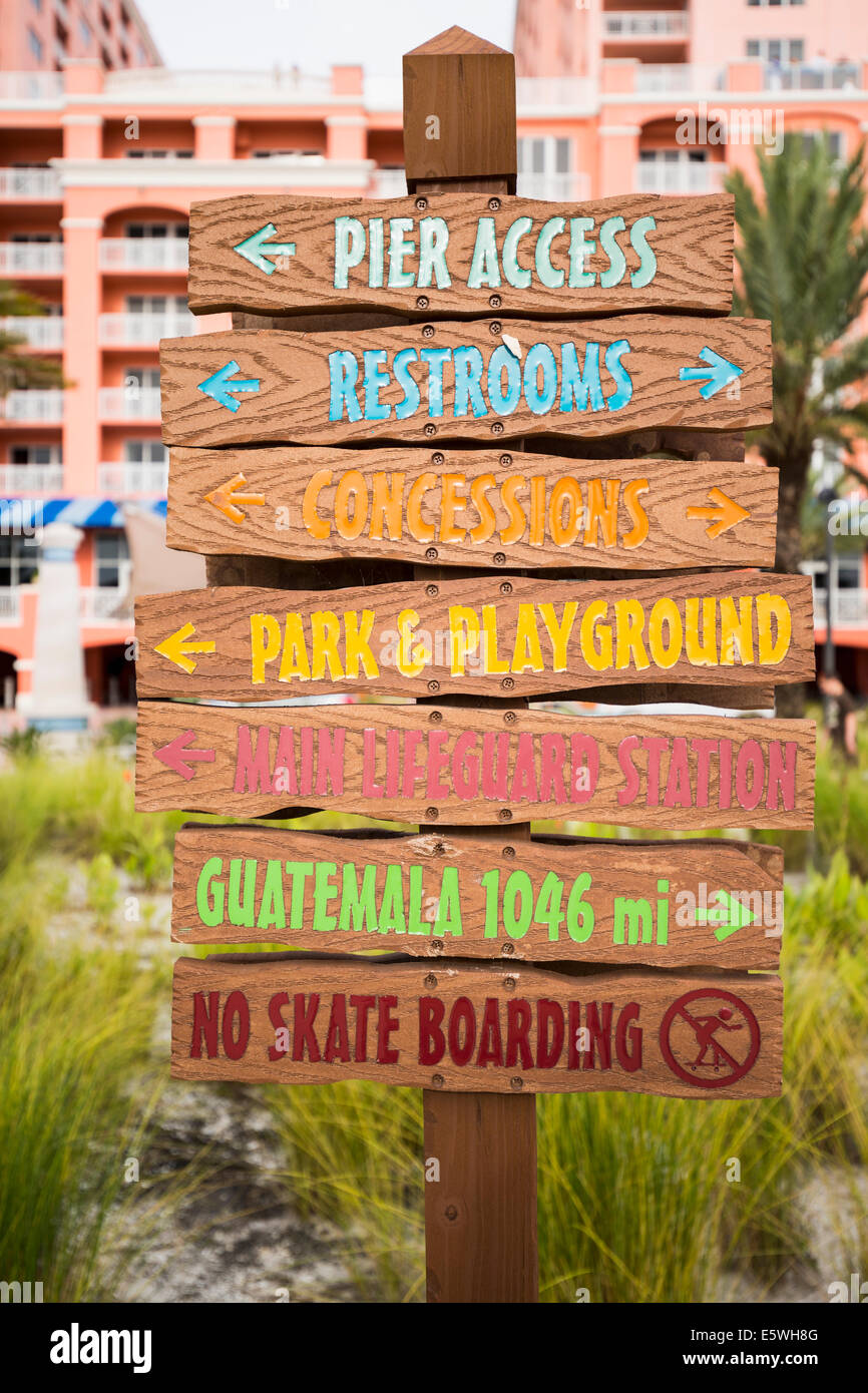 Touristische Informationen Wegweiser in Clearwater, Floria, USA mit lokalen Sehenswürdigkeiten und Strand Stockfoto