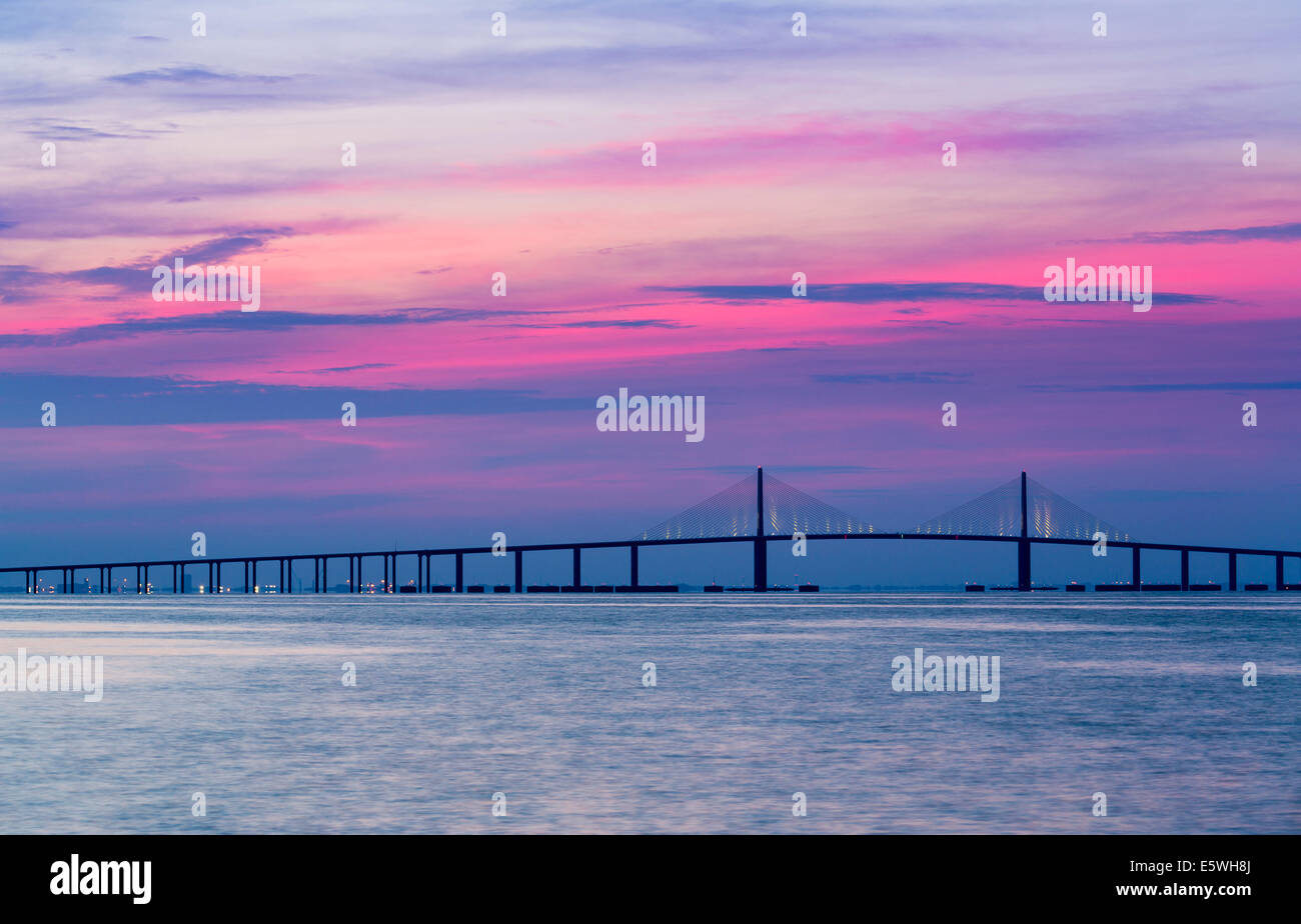 Sonnenaufgang am Sunshine Skyway Bridge aus St. Petersburg, Florida, USA über Tampa Bay Stockfoto