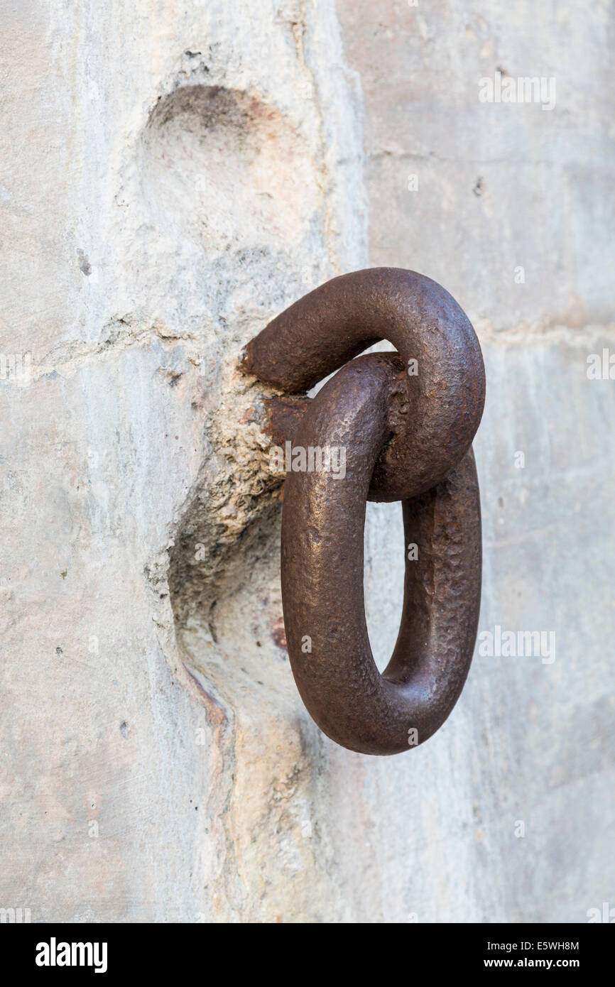 Alten rostigen Metall-Ring eine Wand eingelassen Stockfoto