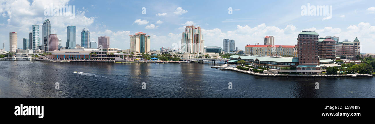 Tampa, Florida, USA mit dem Convention Center am Ufer des Flusses Stockfoto