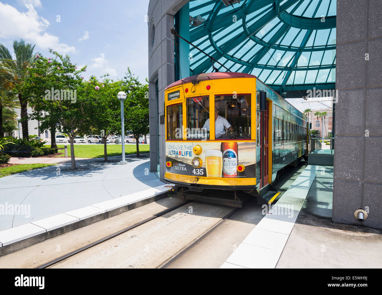 TECO-Triebwagen Straßenbahn Zug in moderne Station in Tampa, Florida, USA Stockfoto
