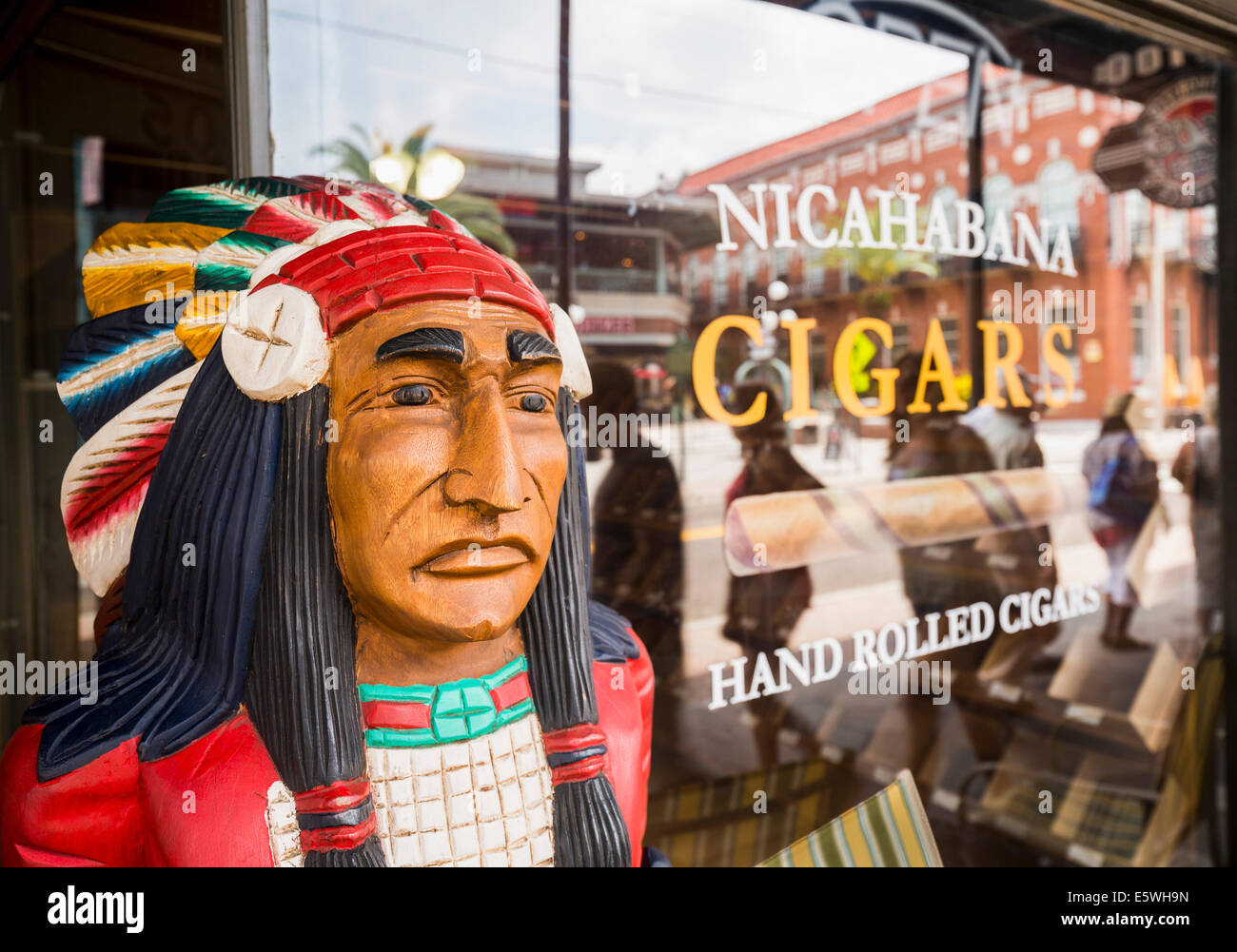 Zigarrenladen mit einer traditionellen Zigarrenladen indische Statue für Touristen in Ybor City, Tampa, Florida, USA Stockfoto