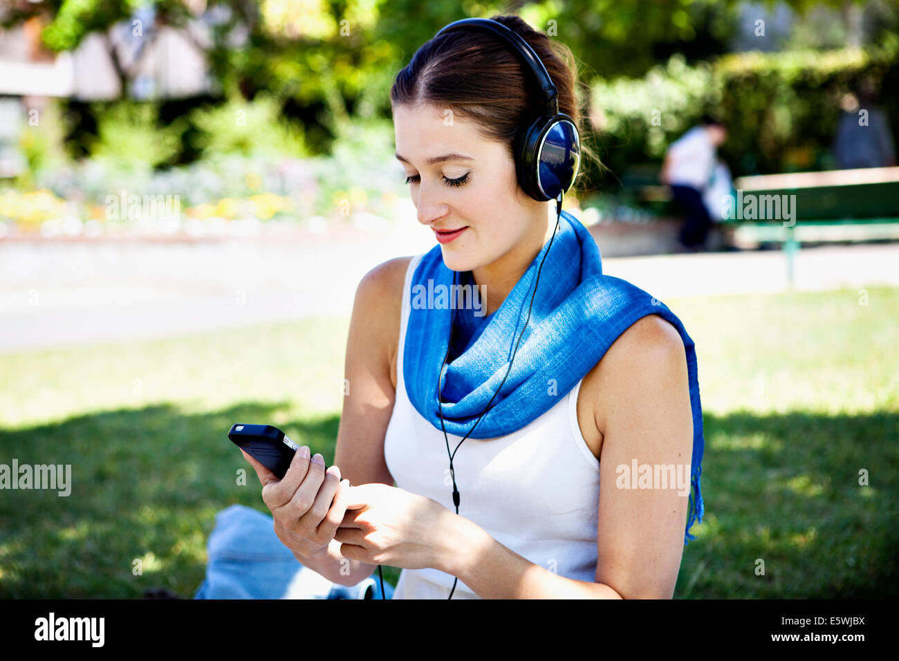 Frau Musik hören Stockfoto