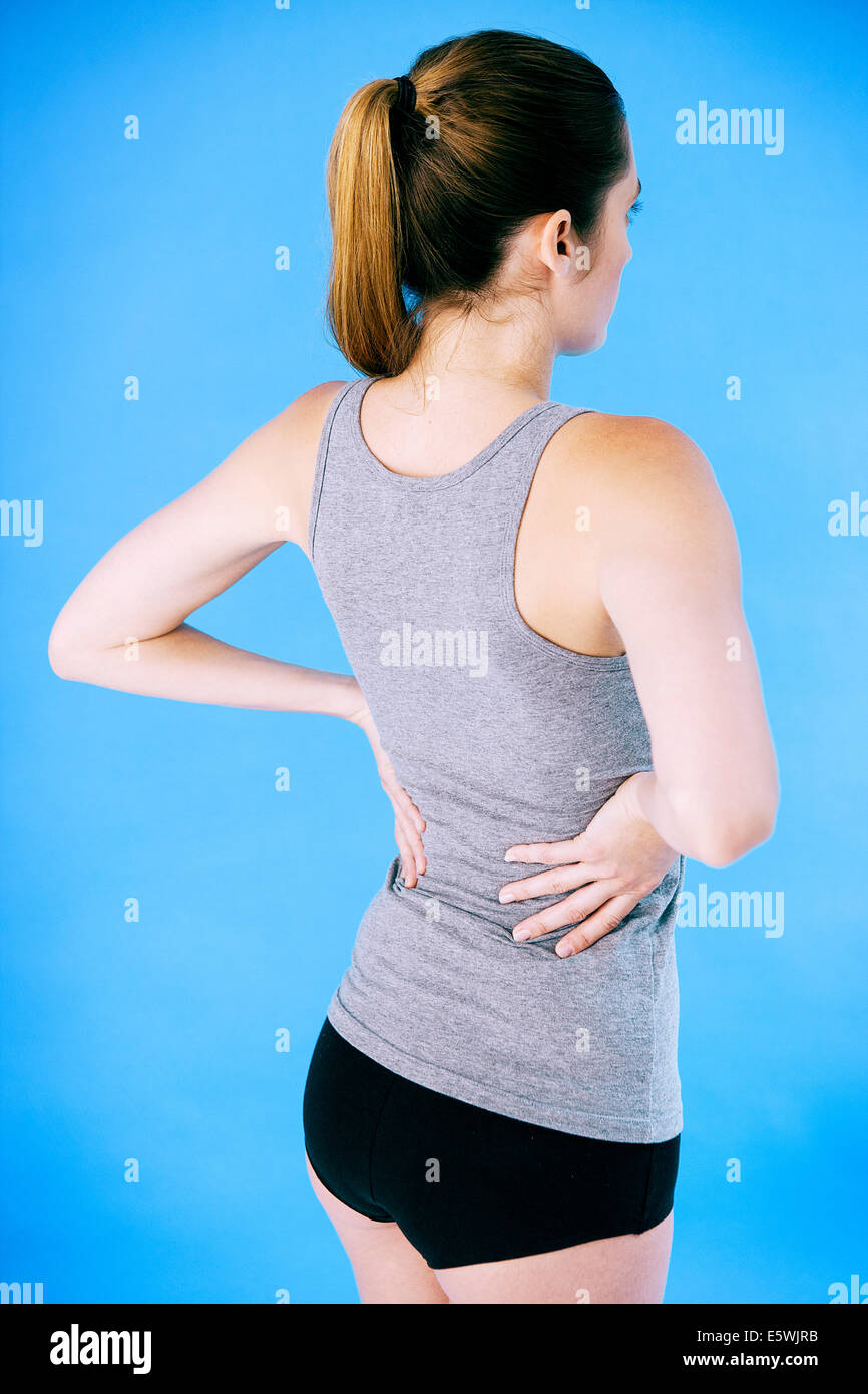 Schmerzen im unteren Rücken bei einer Frau Stockfoto