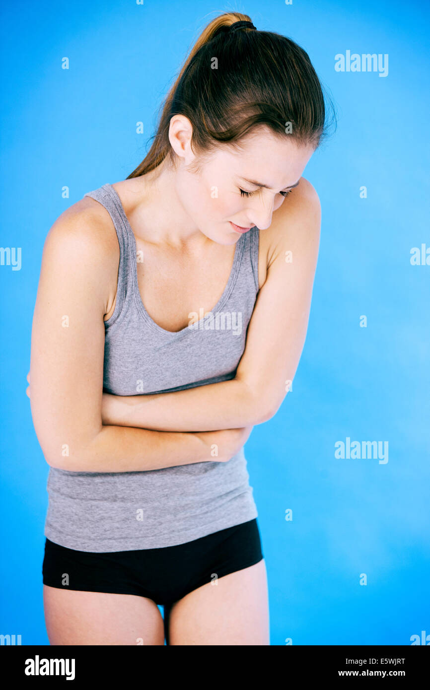 Bauchschmerzen bei einer Frau Stockfoto