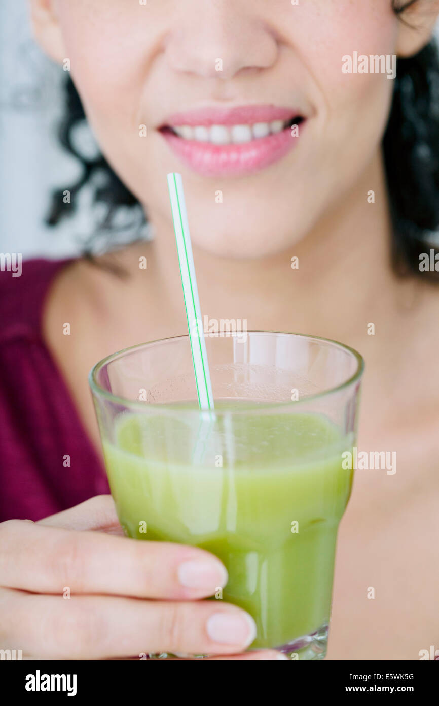 Frau mit Kaltgetränk Stockfoto