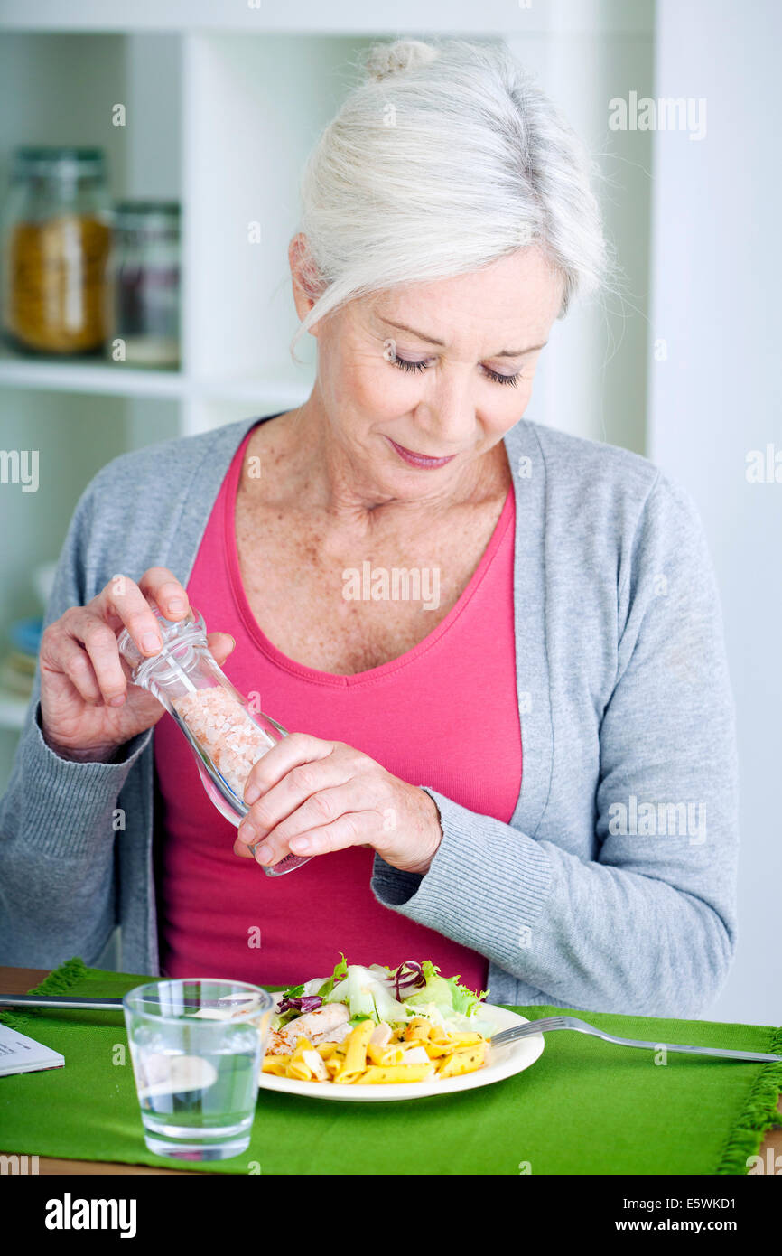 Ältere Menschen eine Mahlzeit Stockfoto