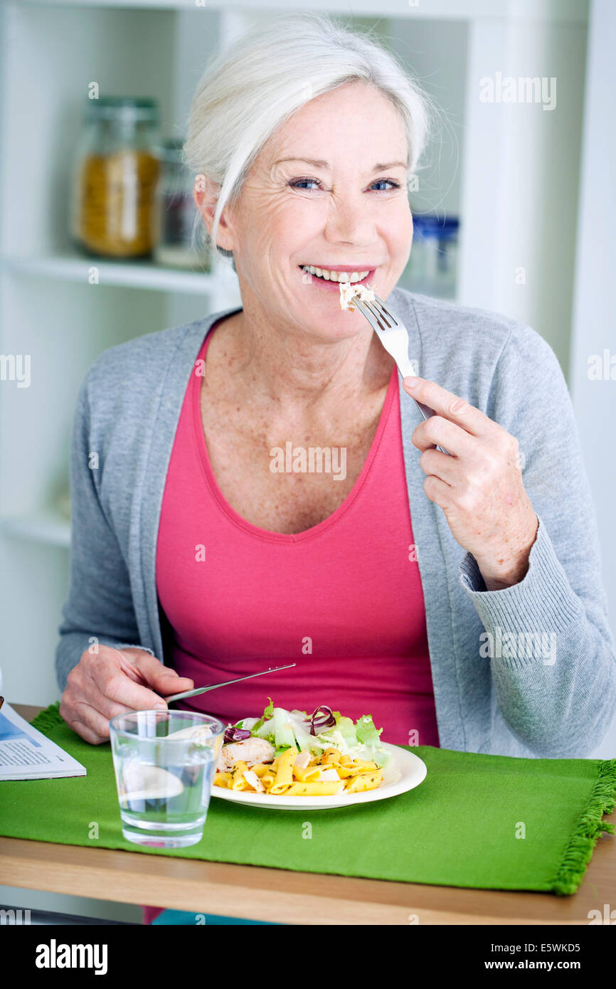 Ältere Menschen eine Mahlzeit Stockfoto