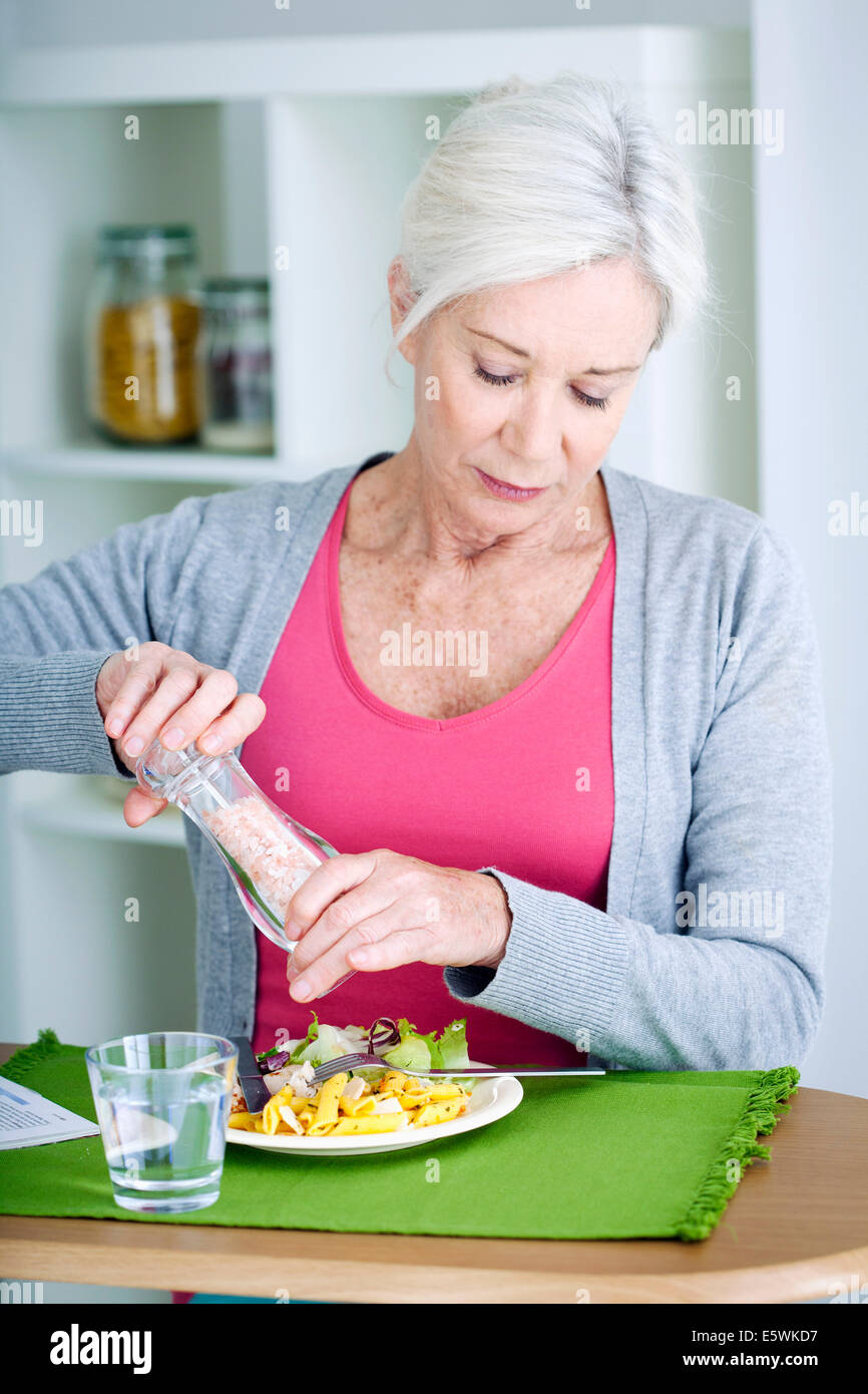 Ältere Menschen eine Mahlzeit Stockfoto