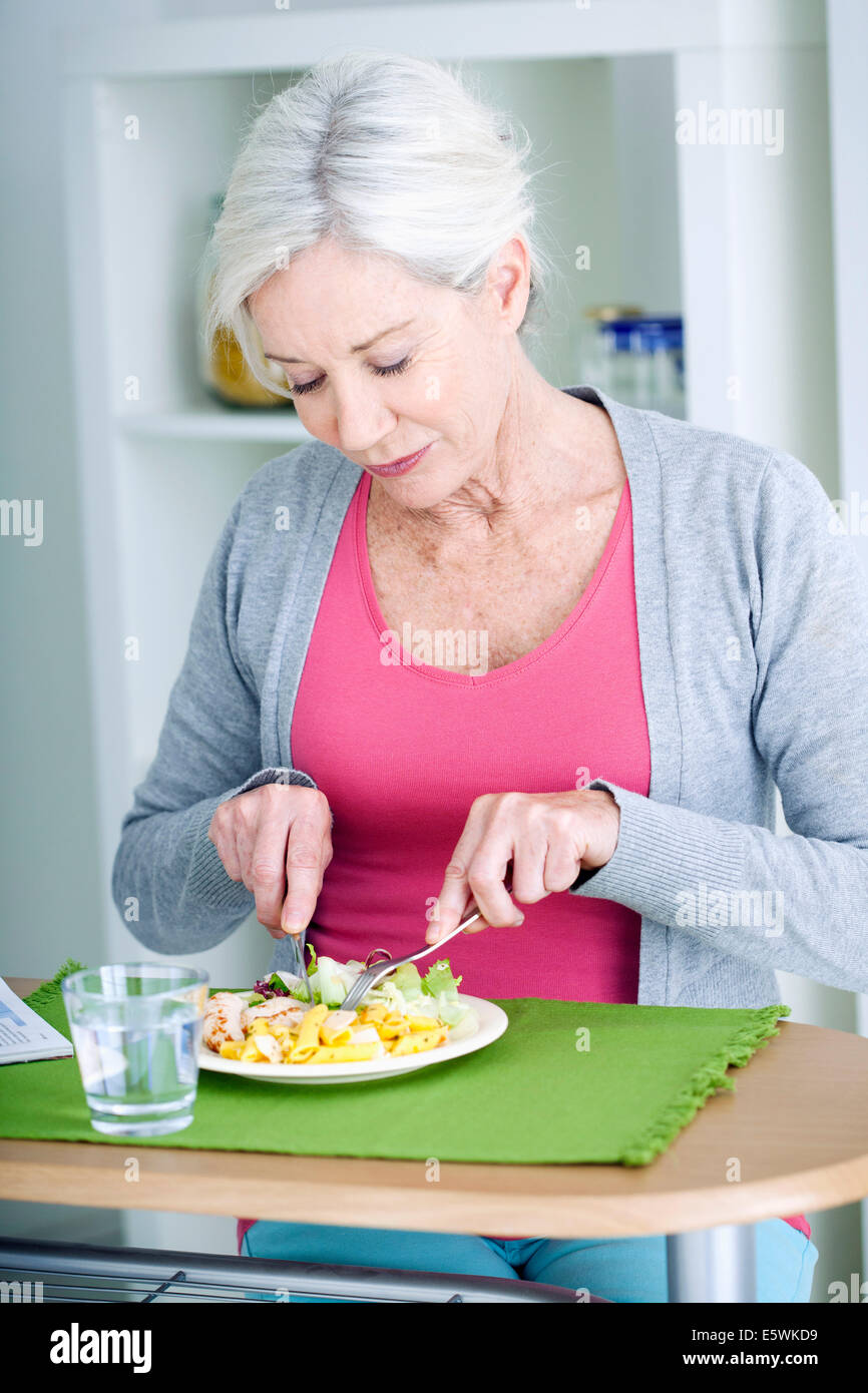 Ältere Menschen eine Mahlzeit Stockfoto