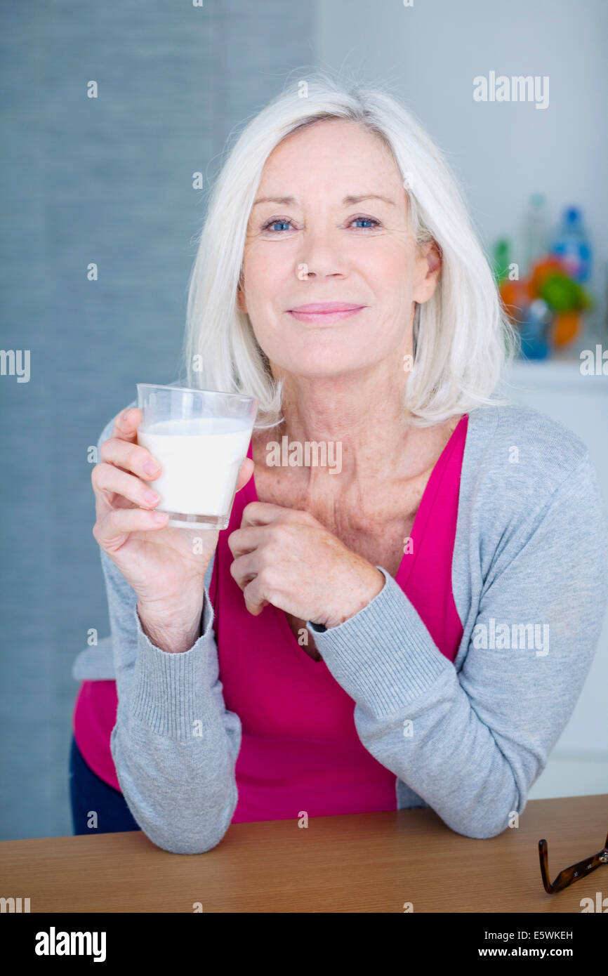 Ältere Person, Milchprodukt Stockfoto