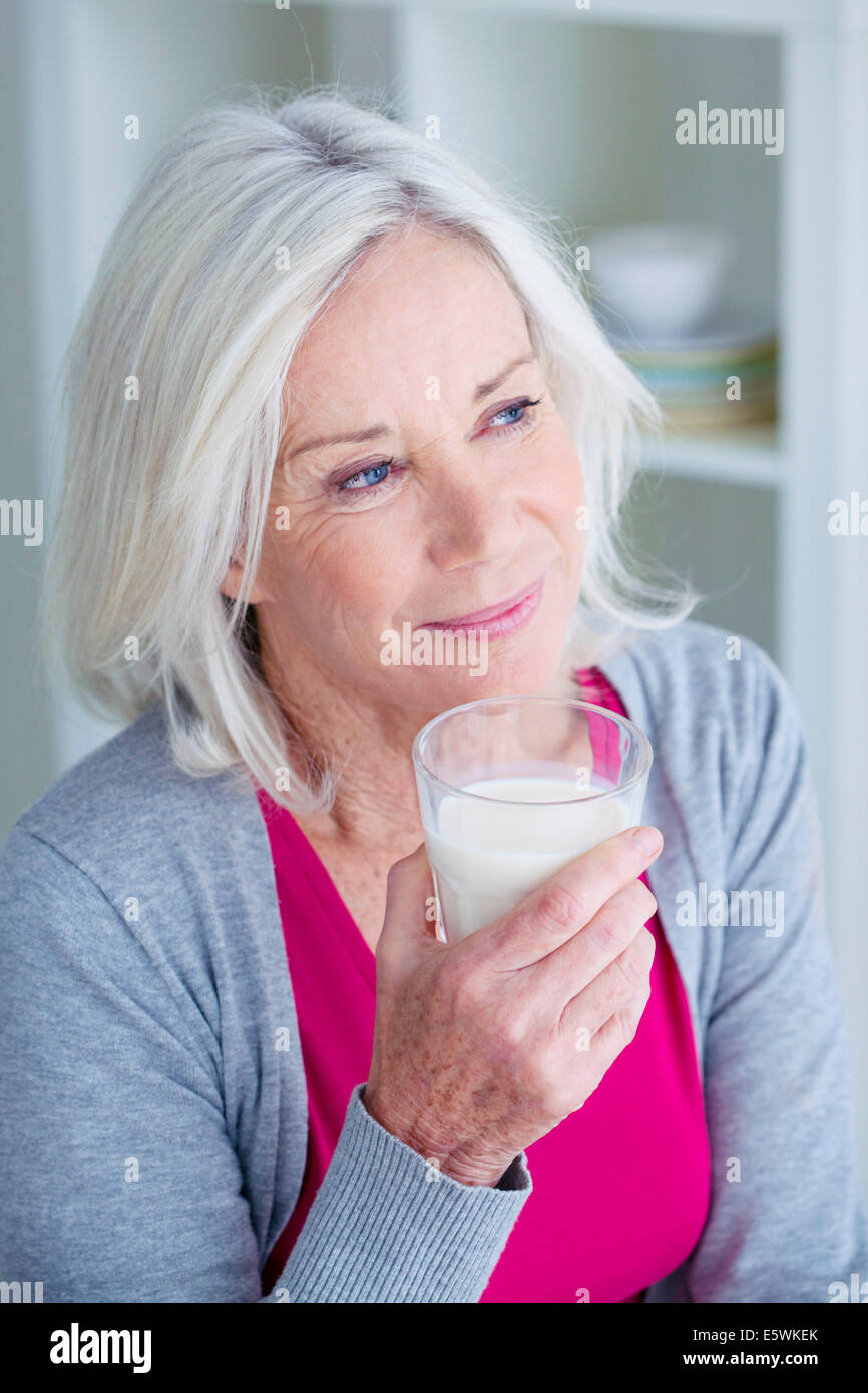 Ältere Person, Milchprodukt Stockfoto
