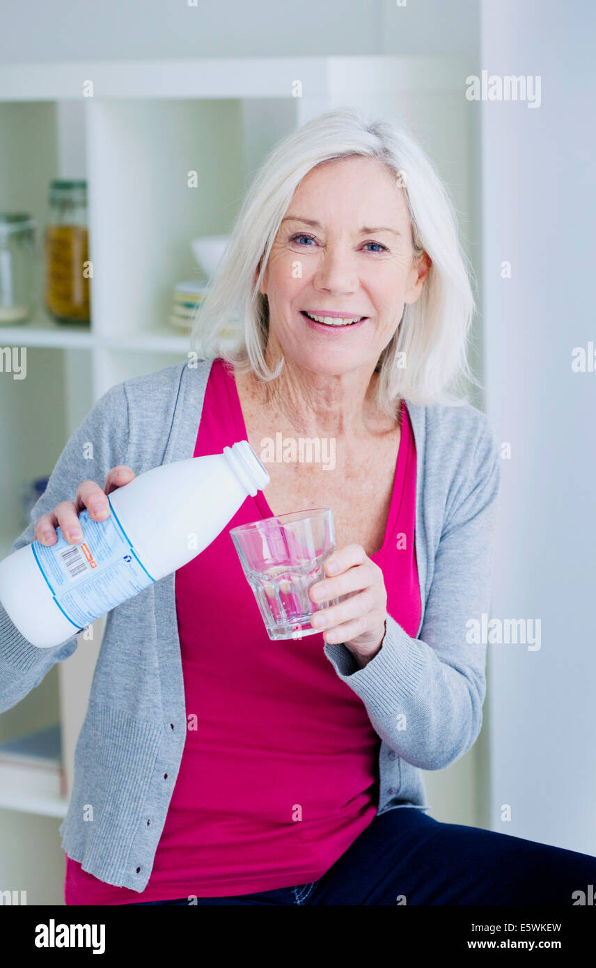 Ältere Person, Milchprodukt Stockfoto