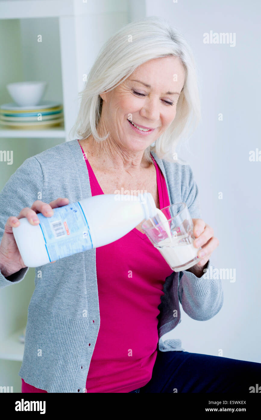 Ältere Person, Milchprodukt Stockfoto