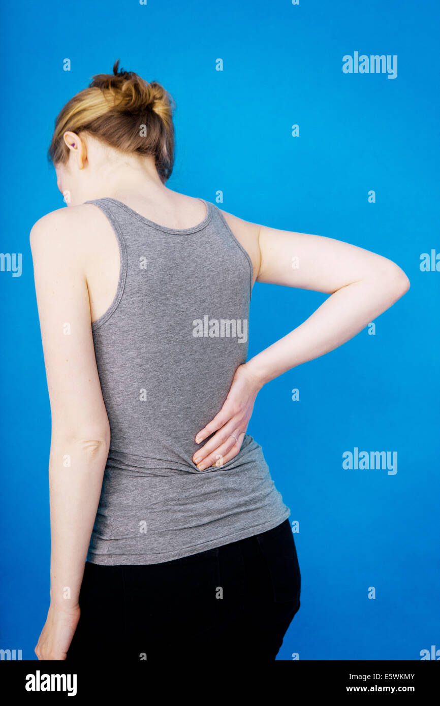 Schmerzen im unteren Rücken bei einer Frau Stockfoto