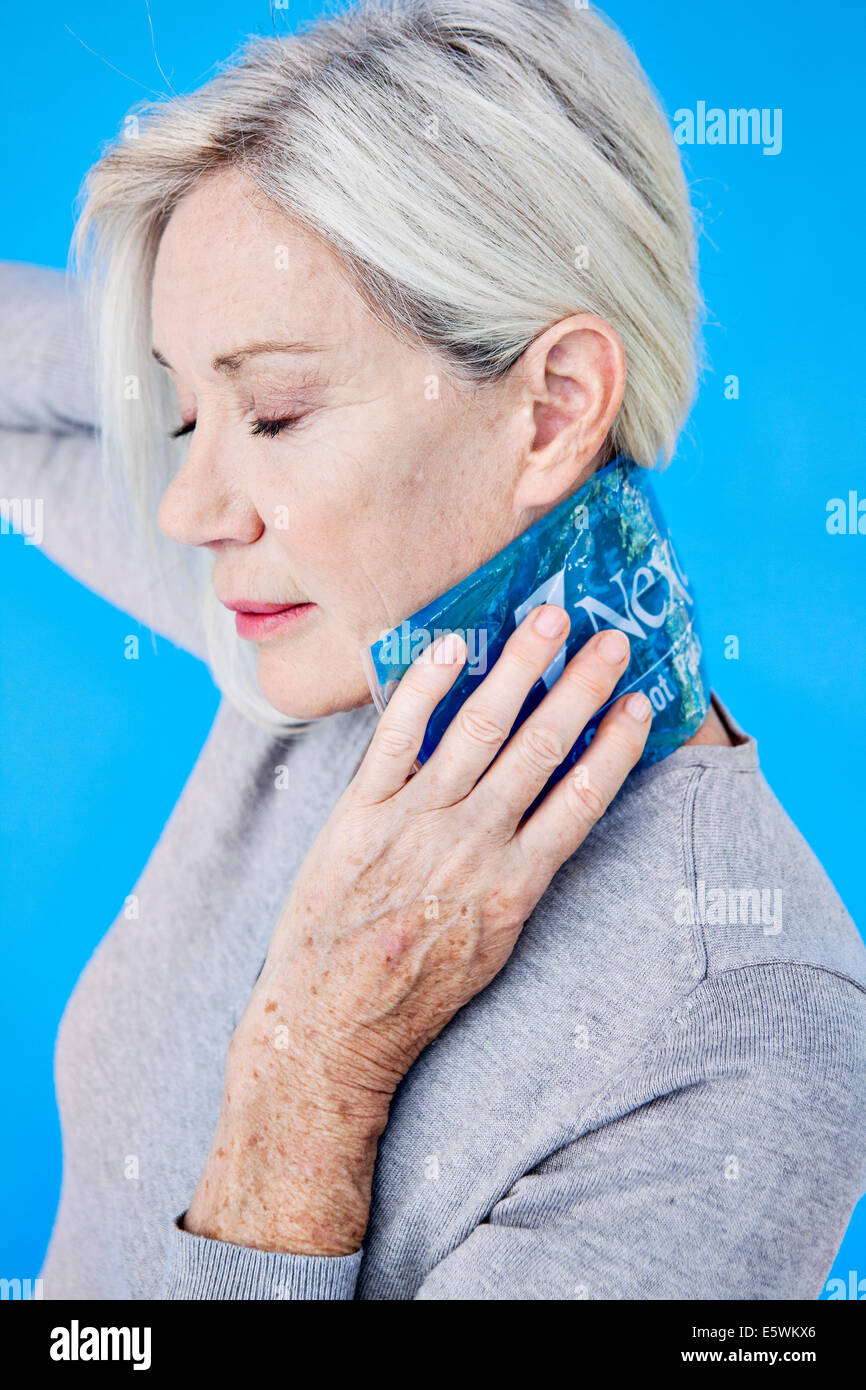 Zervikalgie in einer älteren person Stockfoto