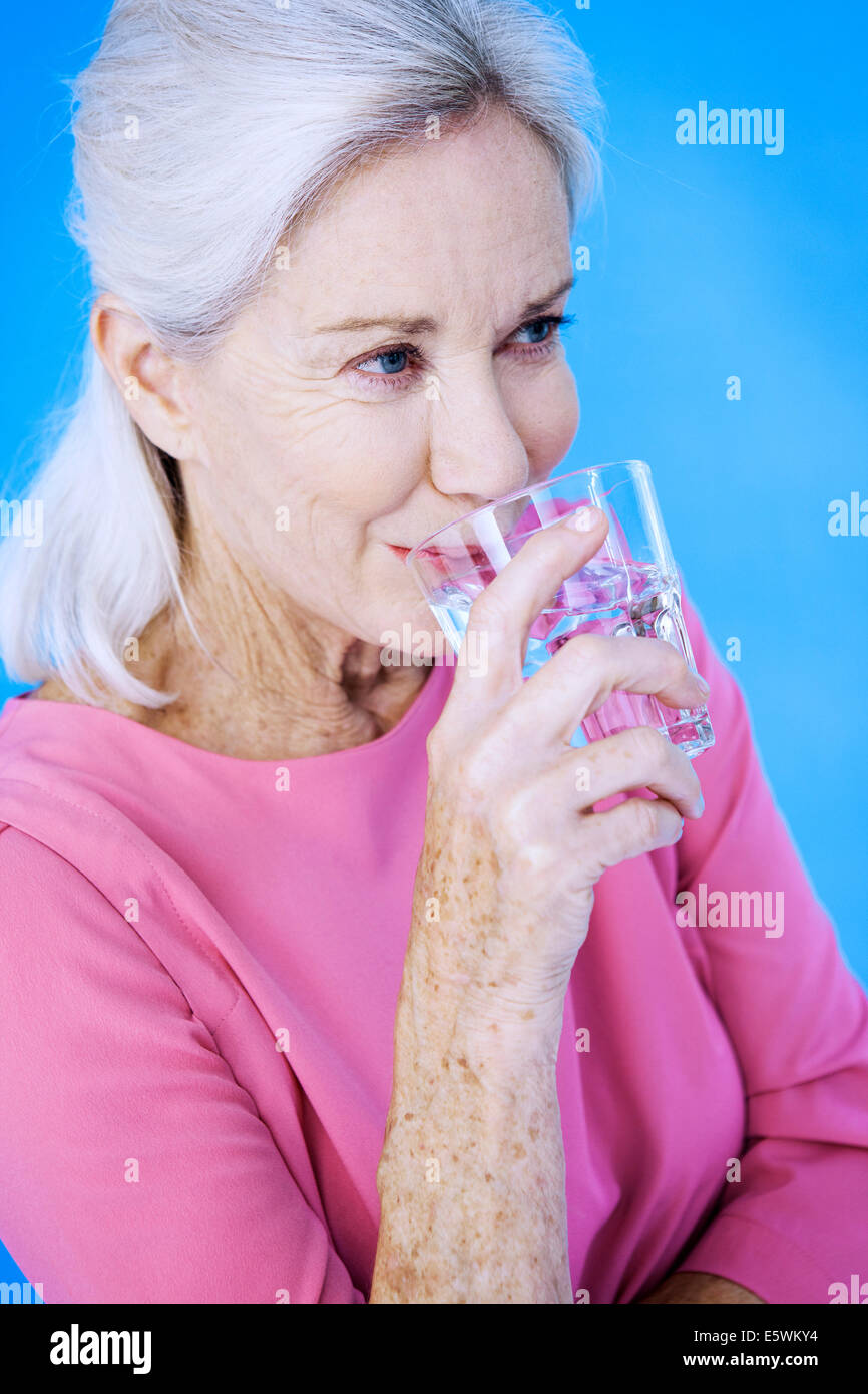 Ältere Person mit kalten Getränk Stockfoto