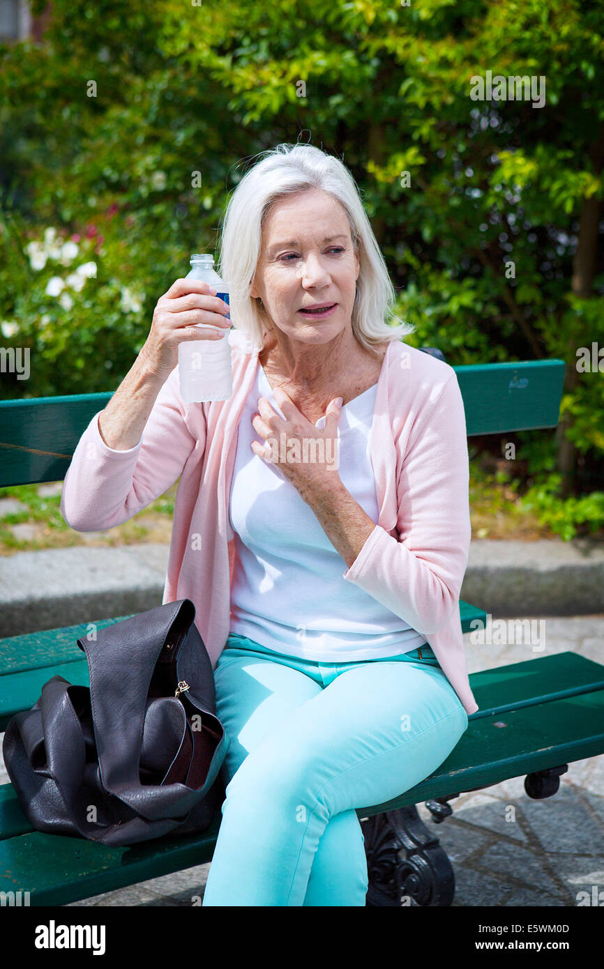 Ältere Person mit kalten Getränk Stockfoto