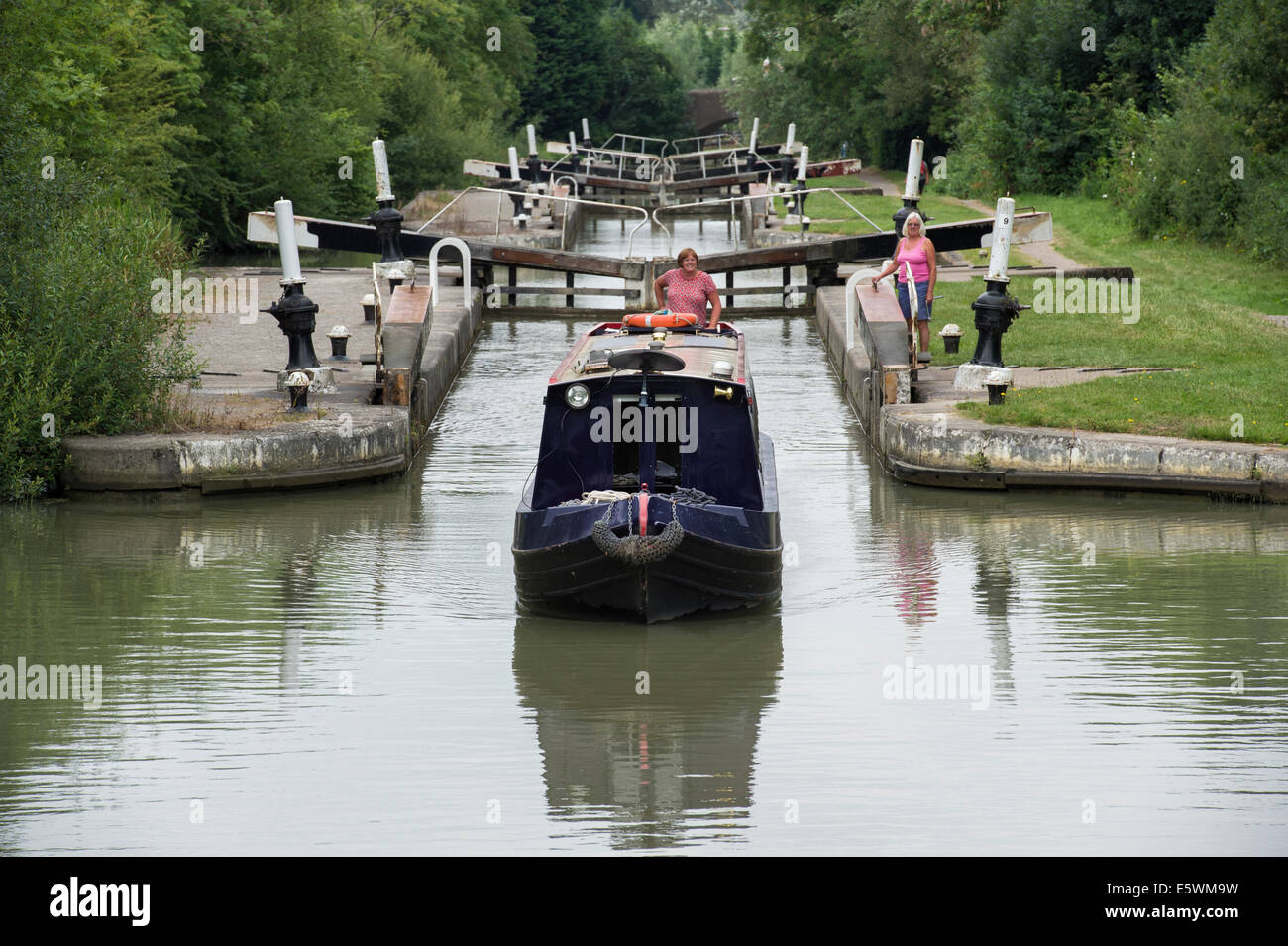 Narrowboat verlassen die Stockton Schleusen auf dem Grand Union Canal. Stockton, Warwickshire, England Stockfoto