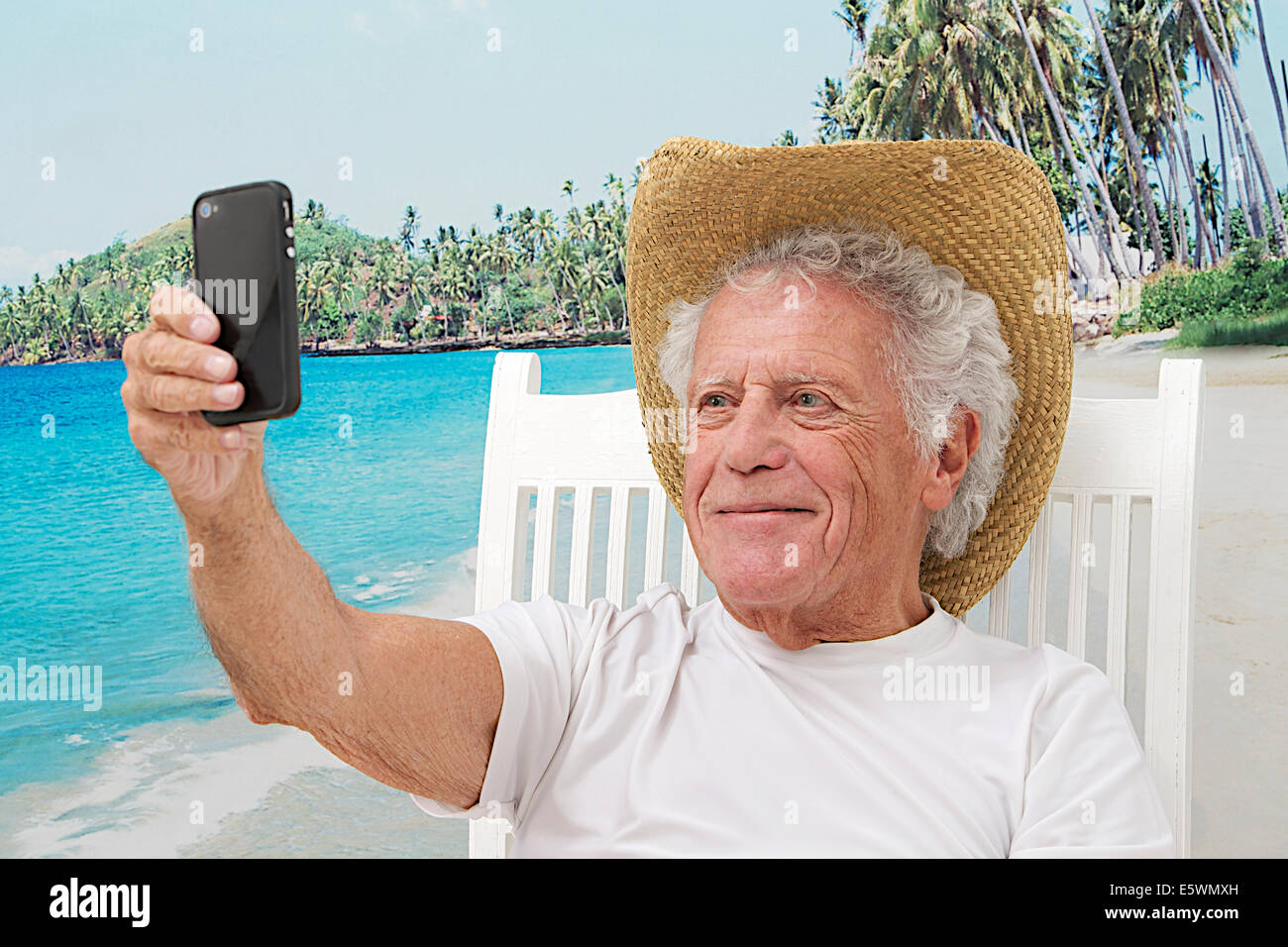 ÄLTEREN MENSCHEN AM MEER Stockfoto