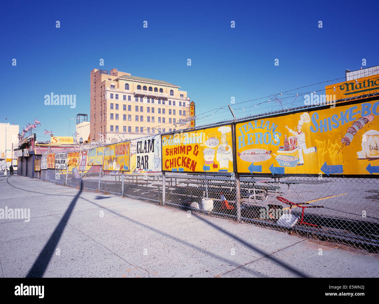 Zaun mit bunten Nahrung zeigt in Coney Island. Stockfoto