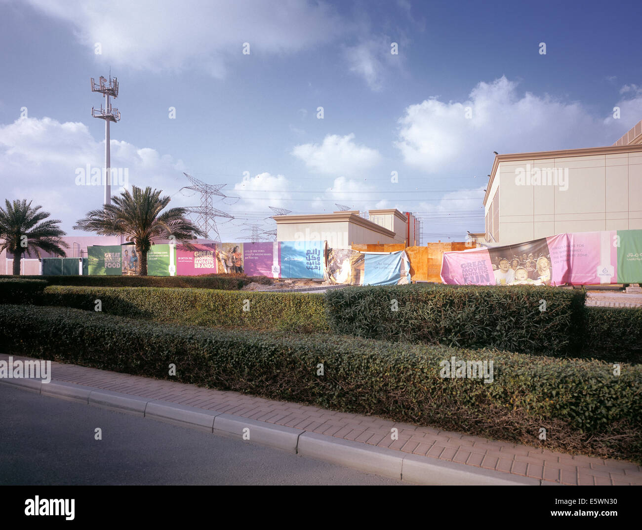 Zaun mit Werbung in einem Neubaugebiet in Dubai, Vereinigte Arabische Emirate Stockfoto
