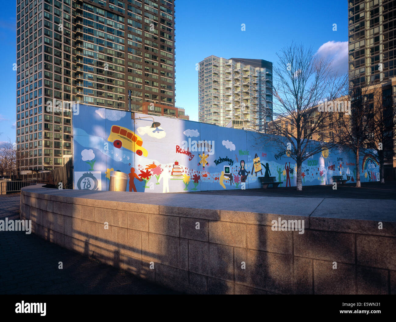 Große Wand mit Graffiti auf Spielplatz in Long Island City, New York Stockfoto