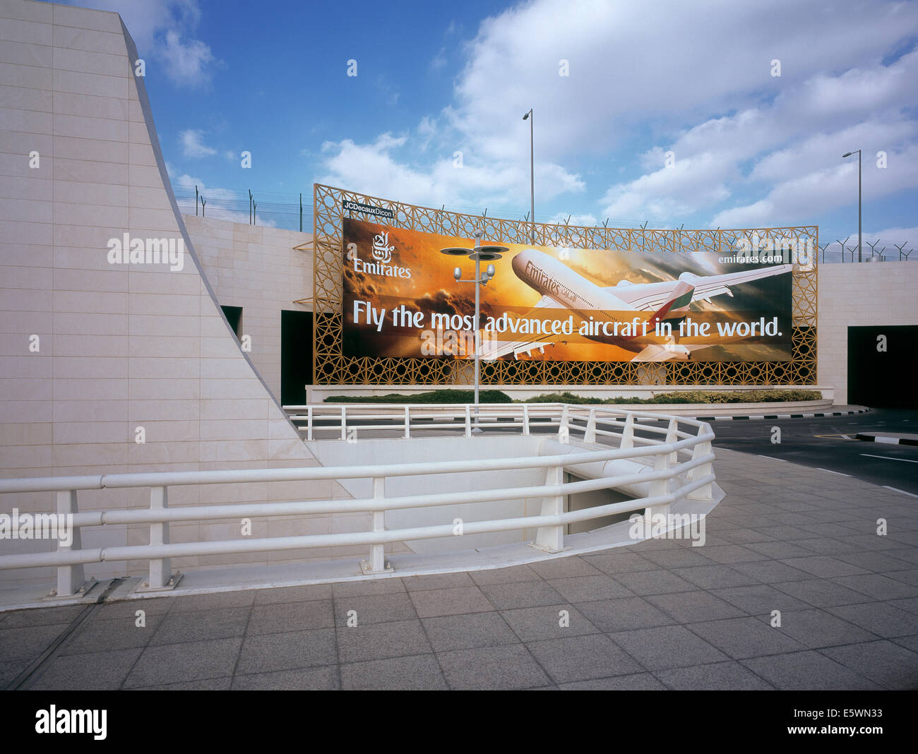 Riesige Emirates Plakatwand am Dubai International Airport, Vereinigte Arabische Emirate Stockfoto
