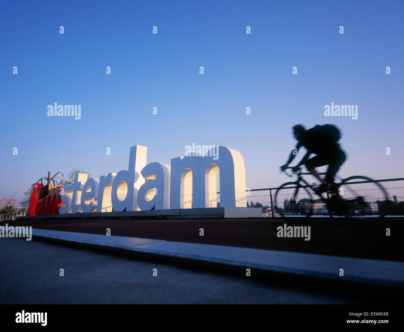 Mann auf dem Fahrrad vorbei an großen Stahl ich Amsterdam Zeichen Stockfoto