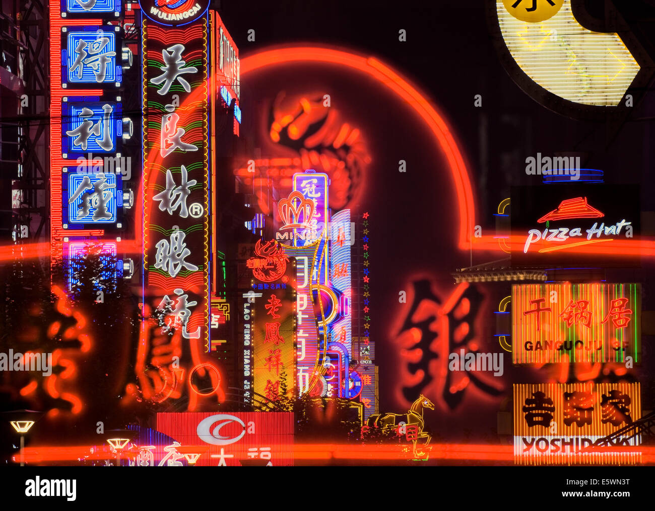 Mehrfache Belichtung Bild Neonröhren an der berühmten Einkaufsstraße Nanjing, Shanghai, China. Stockfoto