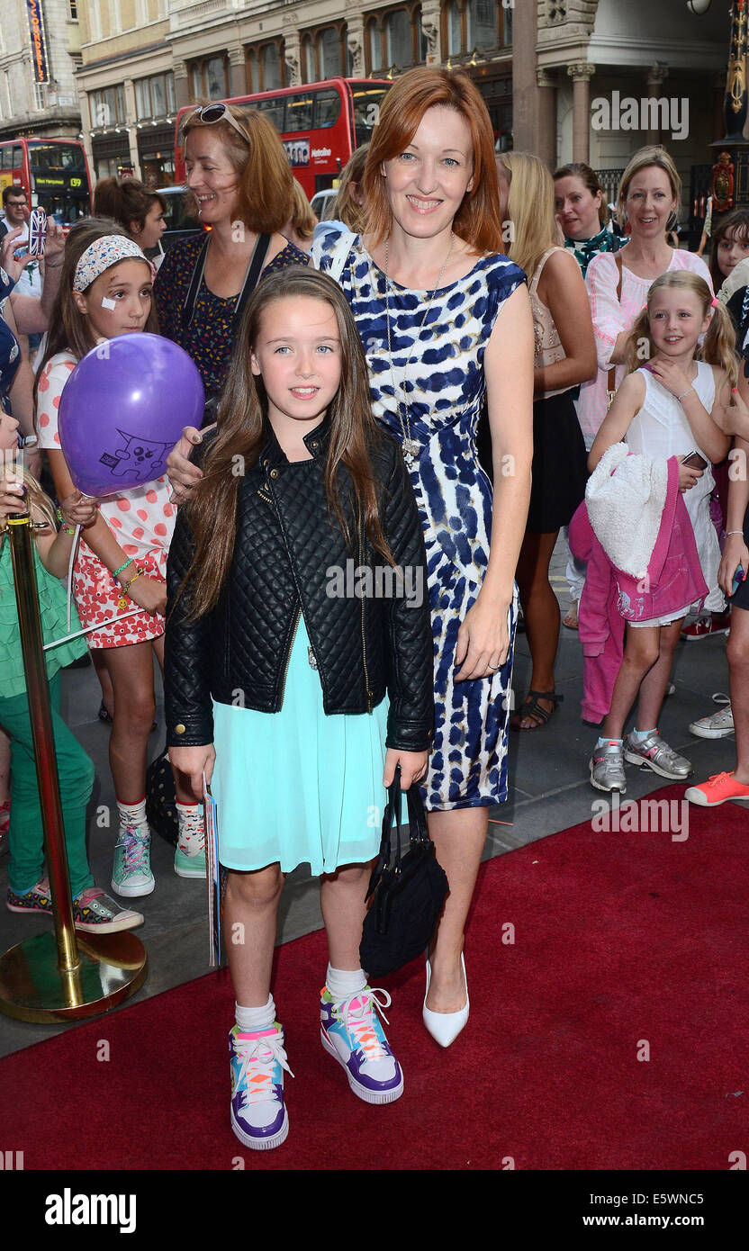 London, UK. 6. August 2014. Kacey Ainsworth kümmert sich die Presse-Nacht "Hetty Feder" im Varieté-Theater, am 6. August 2014 in London, England-Credit: KEITH MAYHEW/Alamy Live News Stockfoto