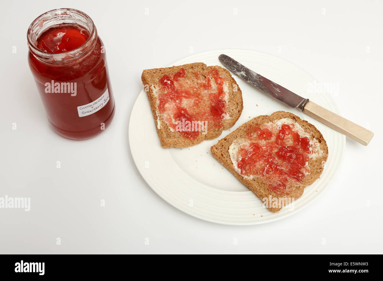 Hausgemachte Stachelbeere & Erdbeer-Marmelade und toast Stockfoto