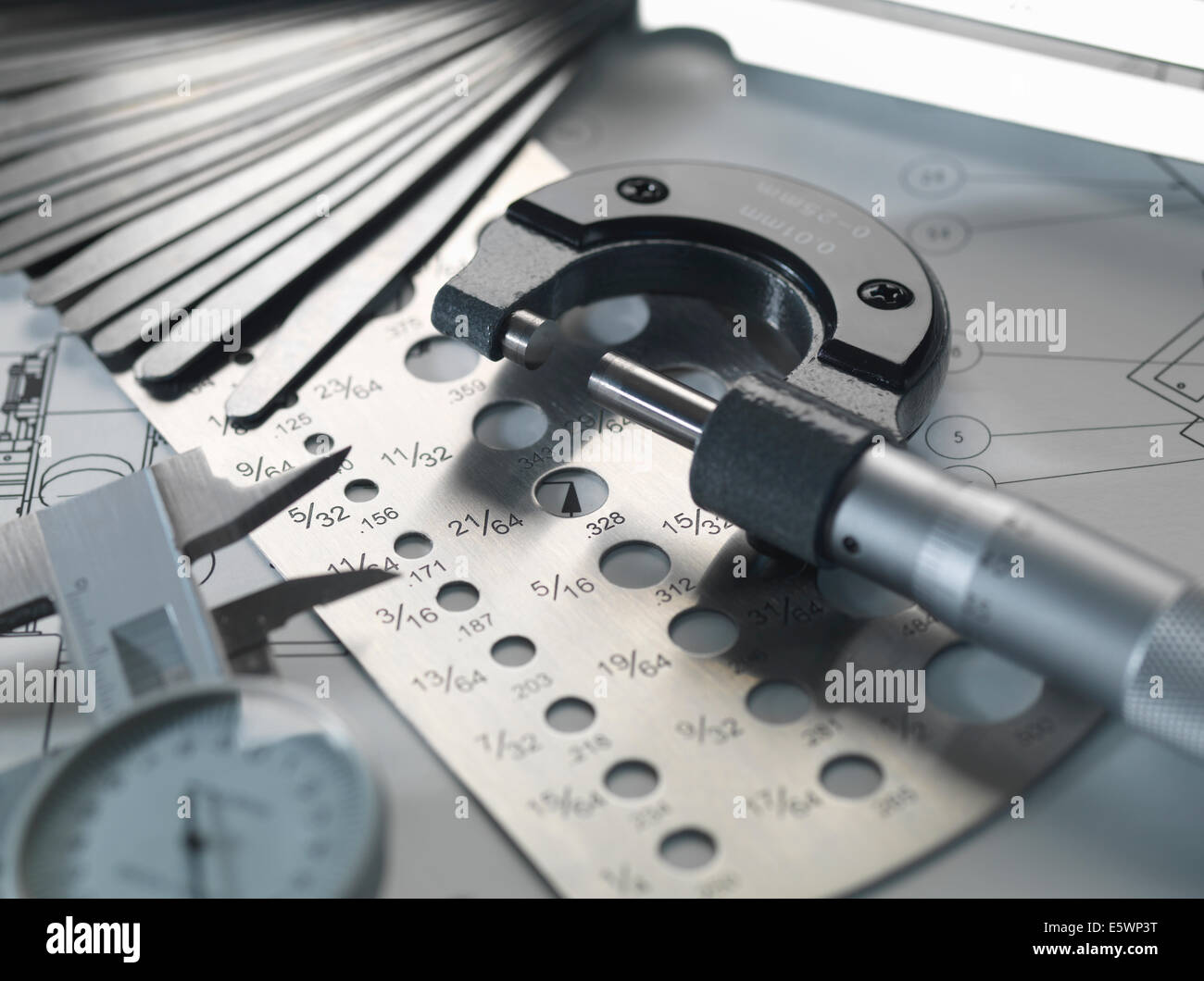 Engineering Design - Mikrometer, Fühlerlehre und Schraube Manometer auf Blaupause Stockfoto