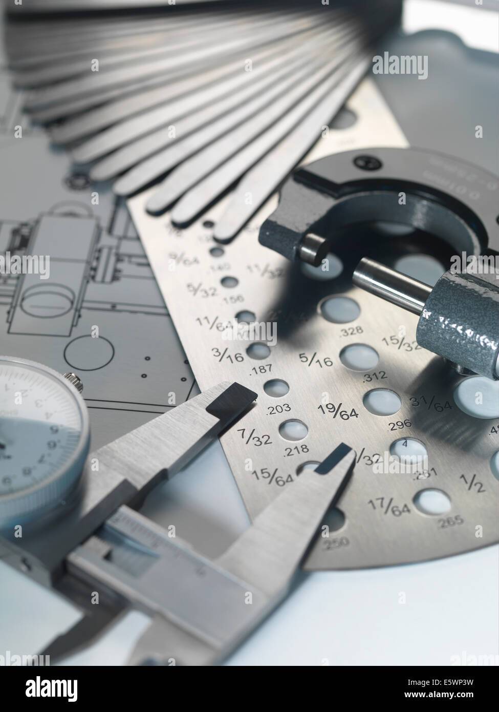 Engineering Design - Mikrometer, Schraube Manometer und Fühlerlehre auf Blaupause Stockfoto