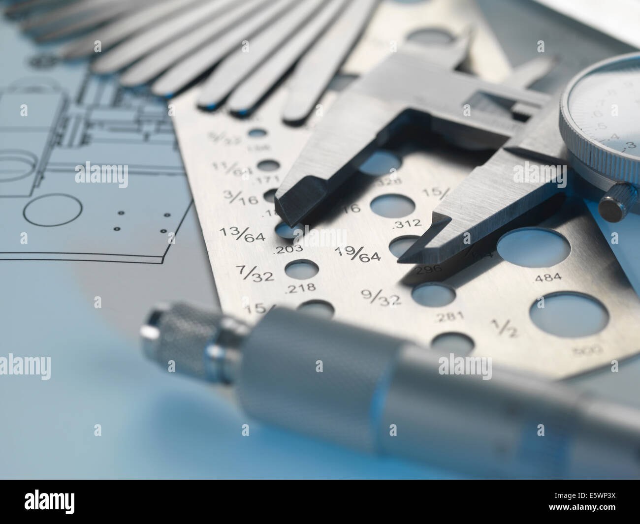 Engineering Design - Schraube messen, Fühlerlehre und Mikrometer auf Blaupause Stockfoto