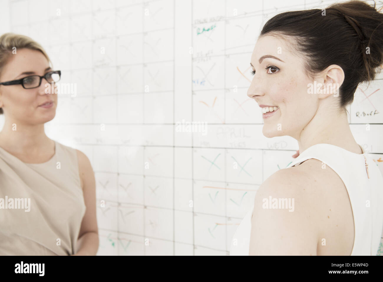 Zwei junge Unternehmerinnen Planung im Büro Stockfoto
