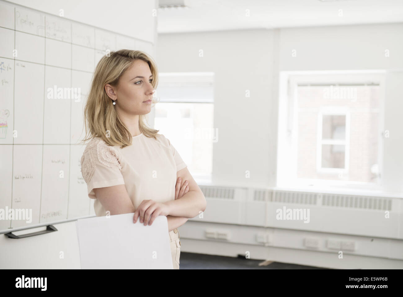 Junge Geschäftsfrau Betrachtung im Büro Stockfoto