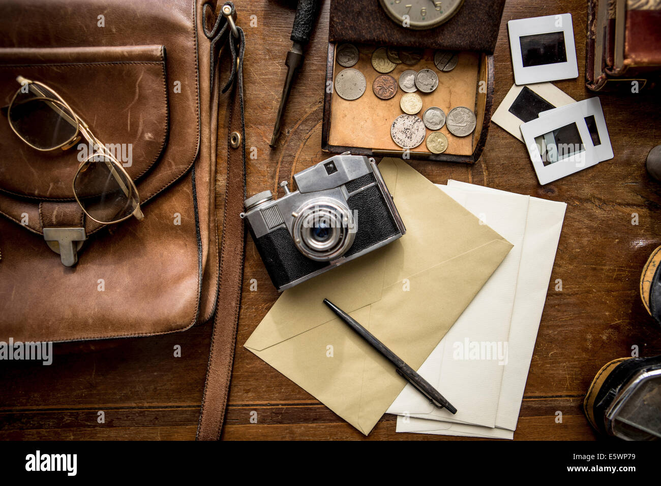 Stillleben mit Vintage Objektgruppe auf Tisch Stockfoto