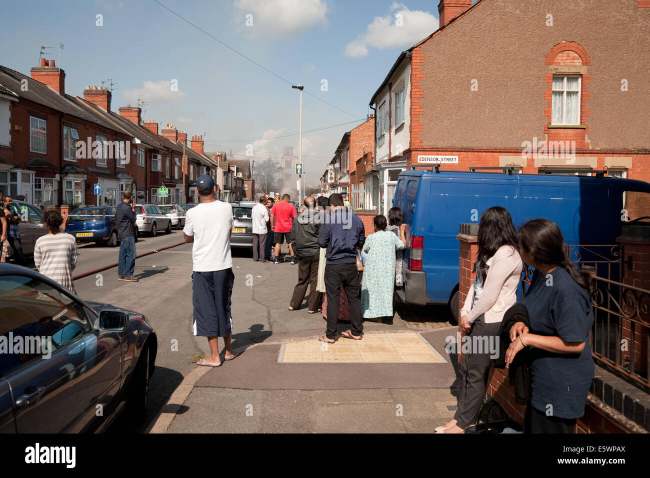 Melton Straße, Leicester, UK. 7. August 2014. Bewohner Uhr Feuer Besatzungen zu bekämpfen das Feuer aus der Ferne in eines der abgesperrten abseits der Straßen in der Nähe der Glut. Bildnachweis: Andy Stafford/Alamy Live-Nachrichten Stockfoto