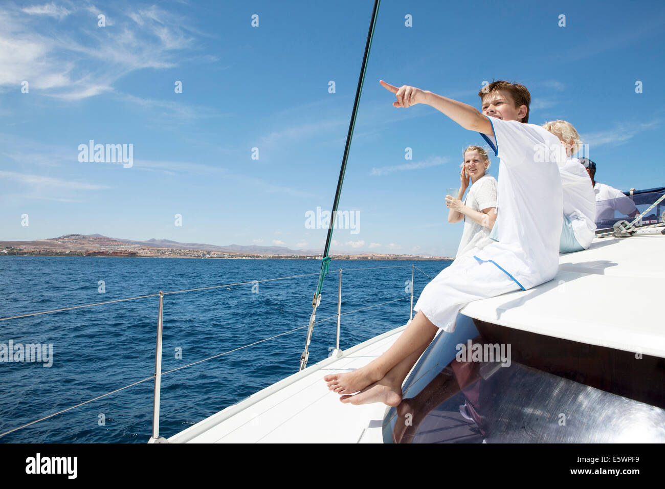 Eltern und seinen drei Söhnen auf Katamaran Segeln in der Nähe von Fuerteventura, Spanien Stockfoto