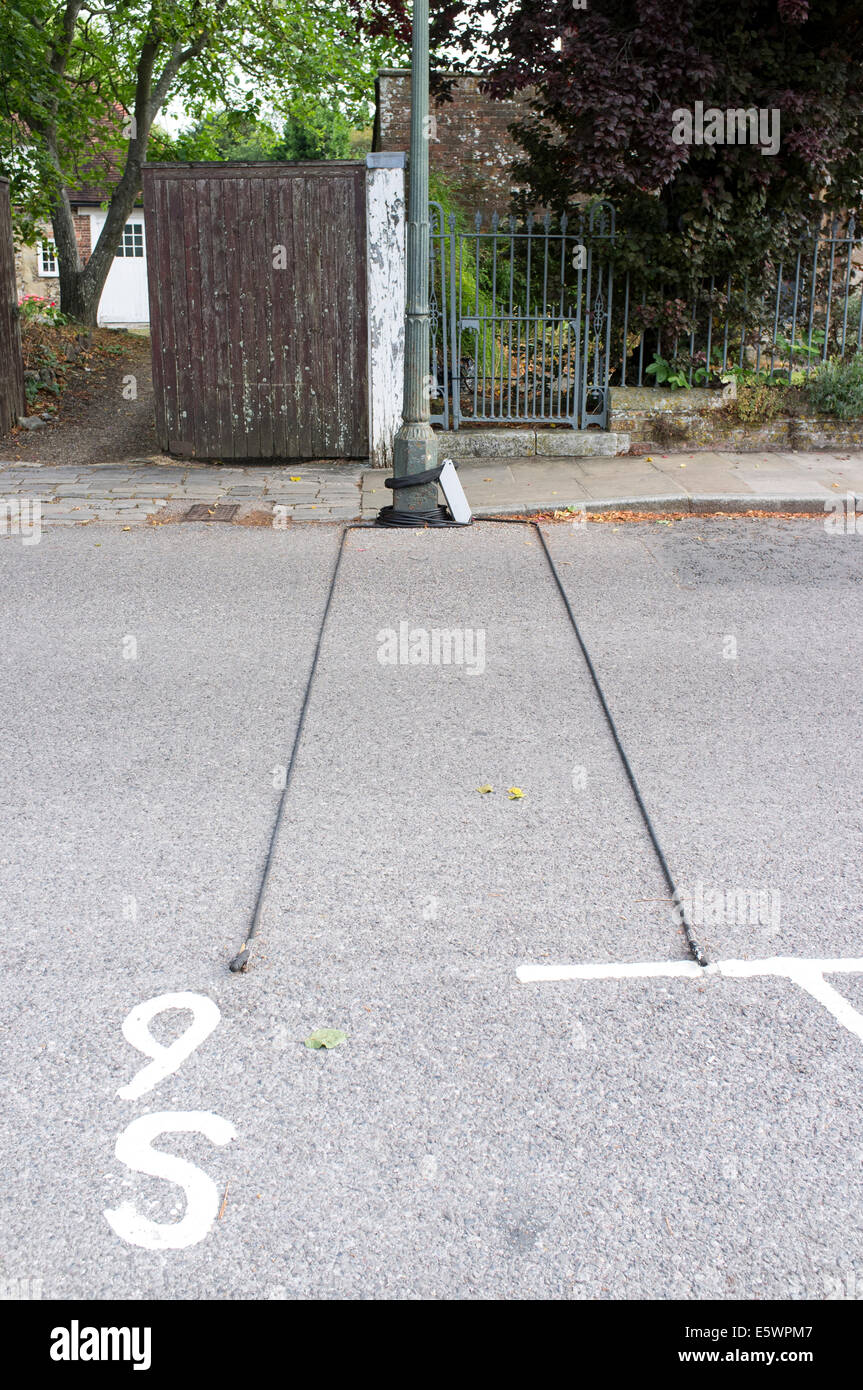 Sensorleitungen vom Verkehr Daten Aufnahmegerät erstreckte sich über UK-Straße Stockfoto